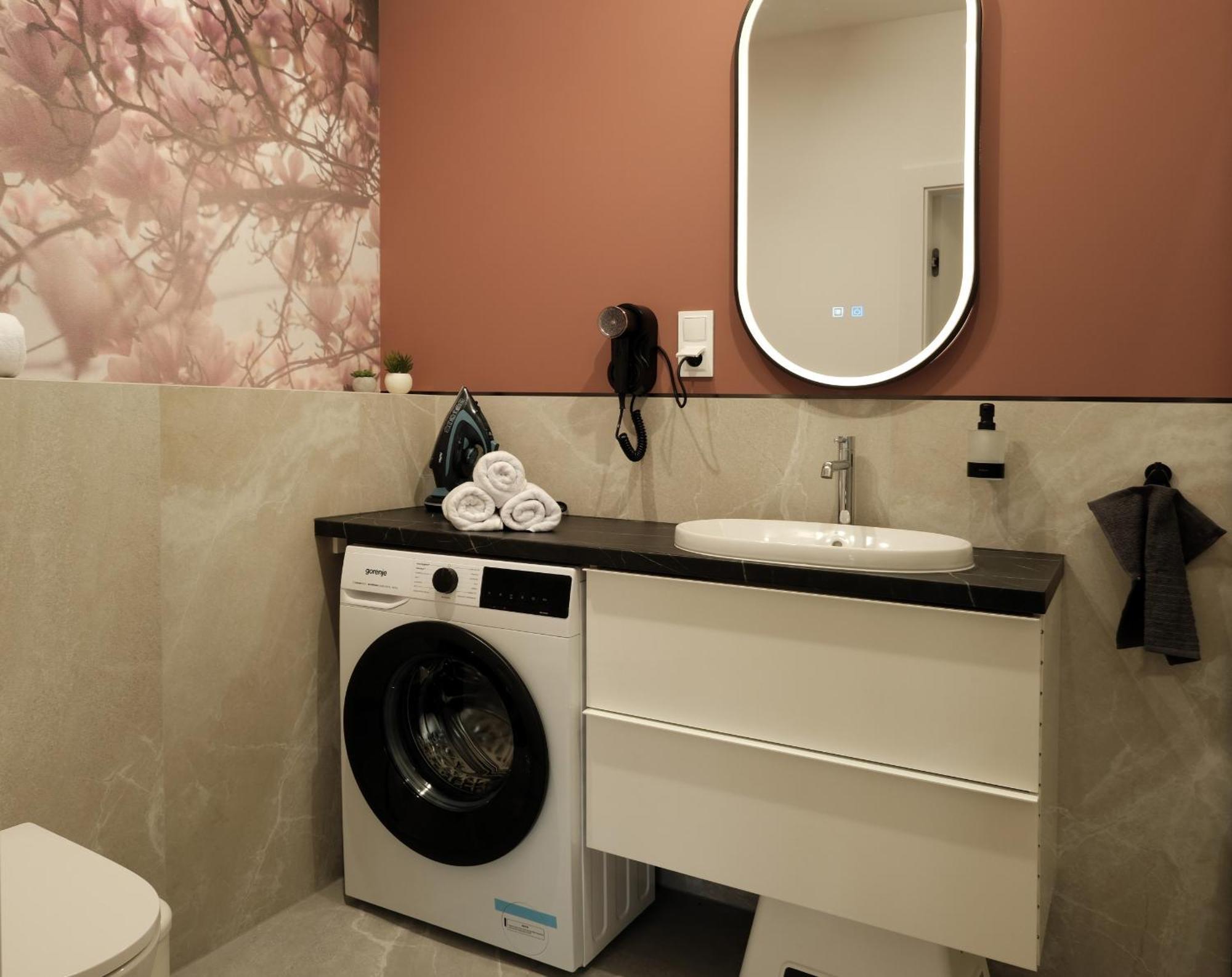 Spacious With Parking By Renters Apartment *