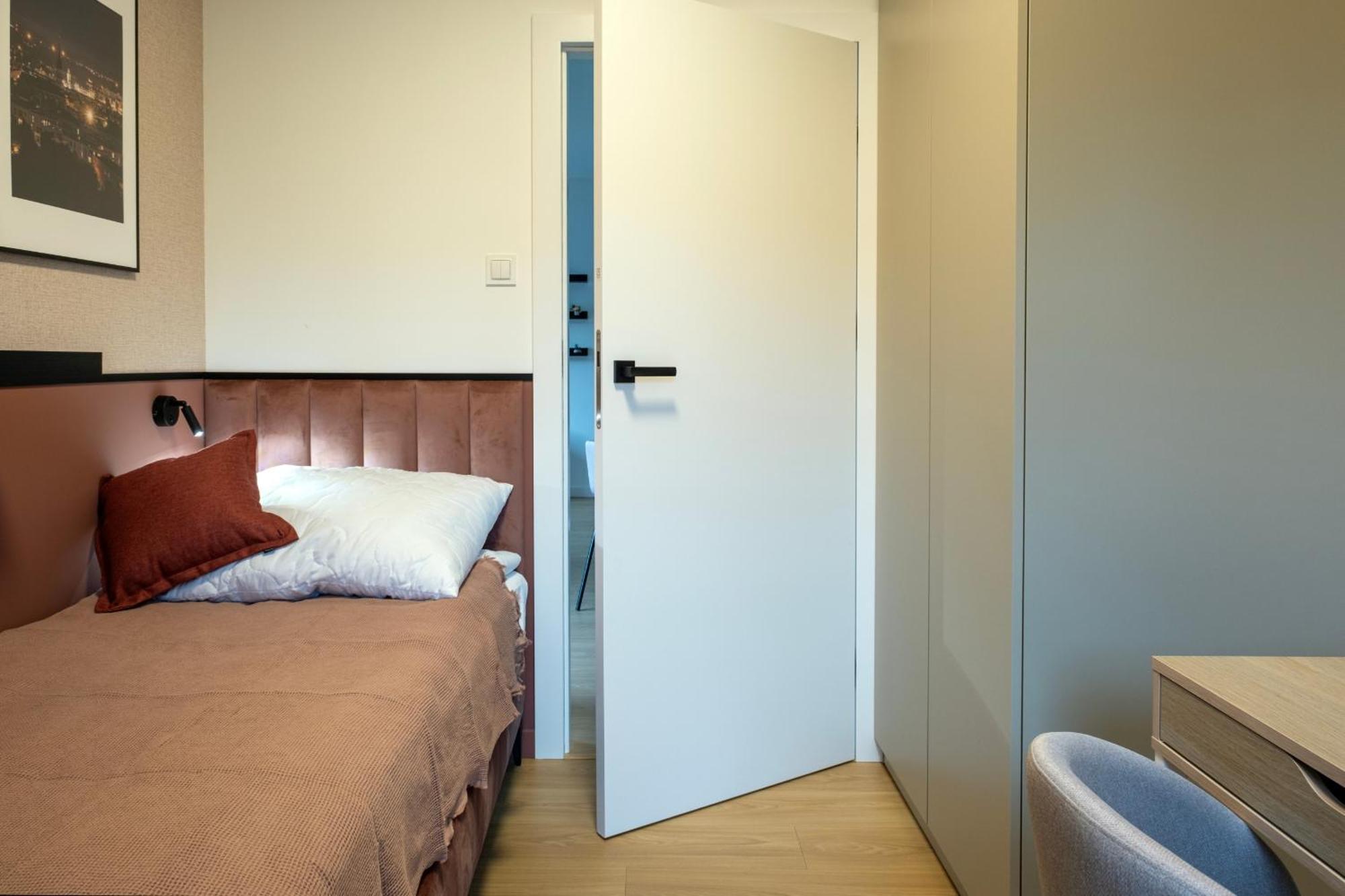 Spacious With Parking By Renters Apartment *