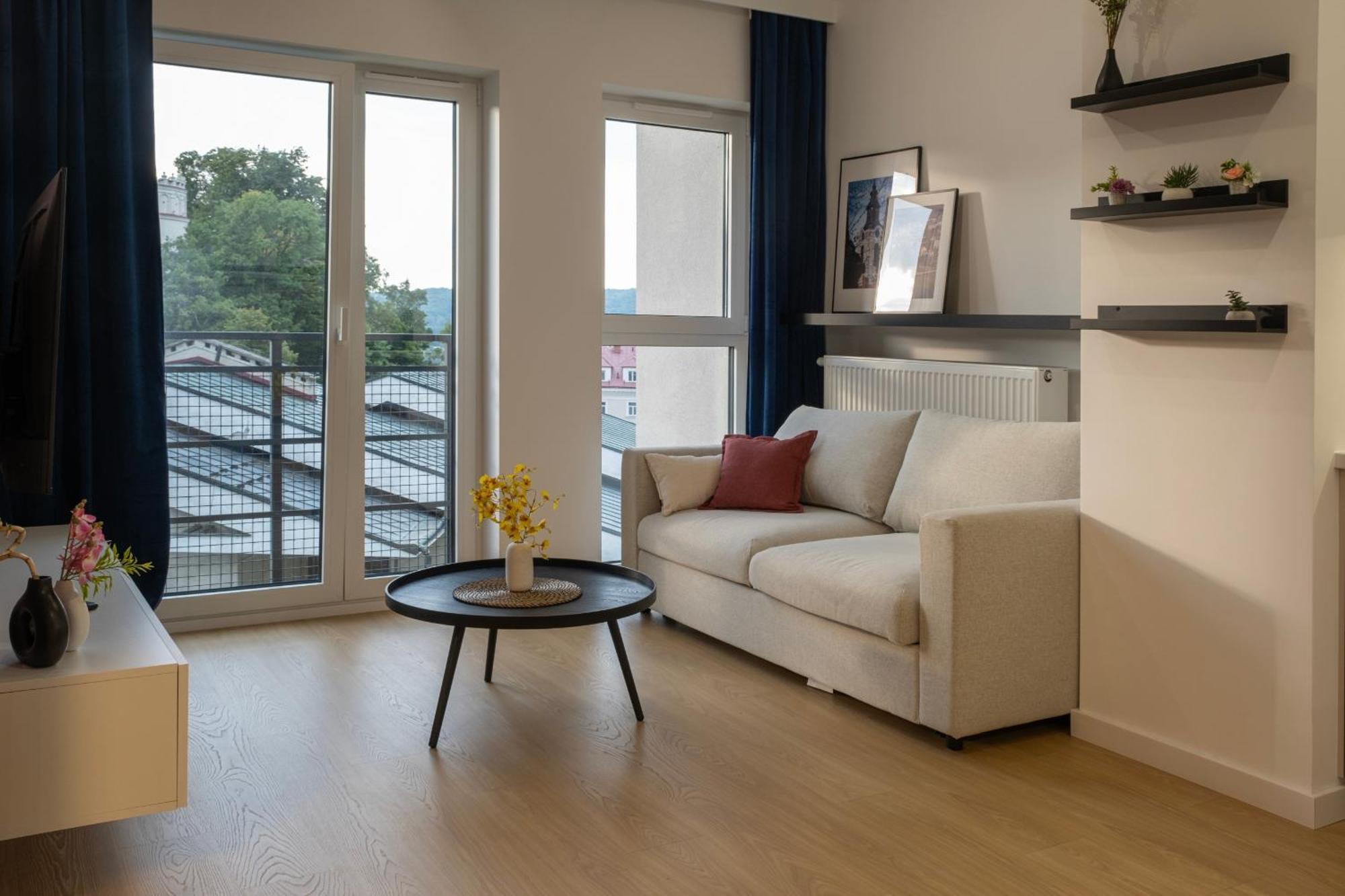 Spacious With Parking By Renters *