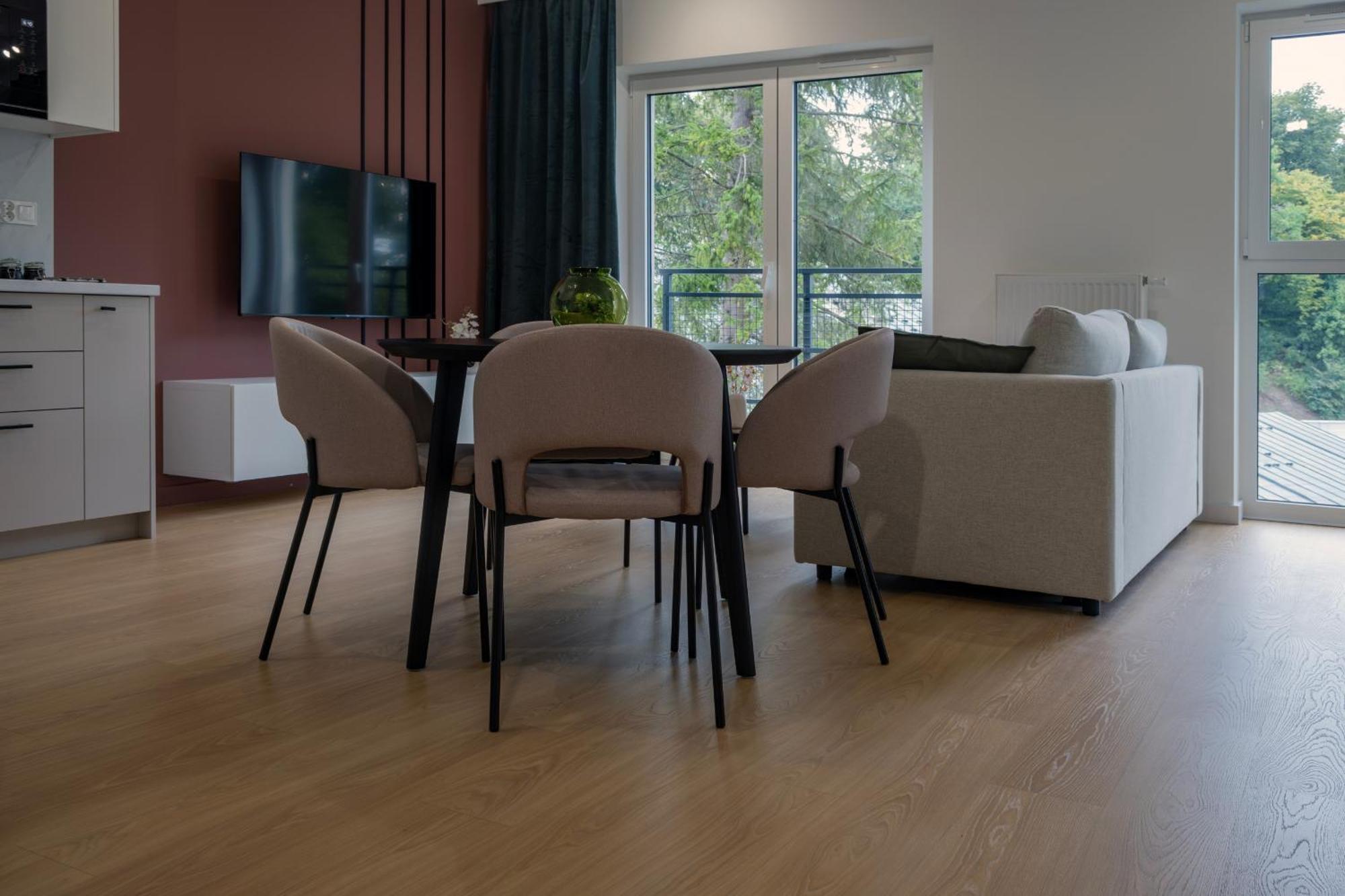 Spacious With Parking By Renters