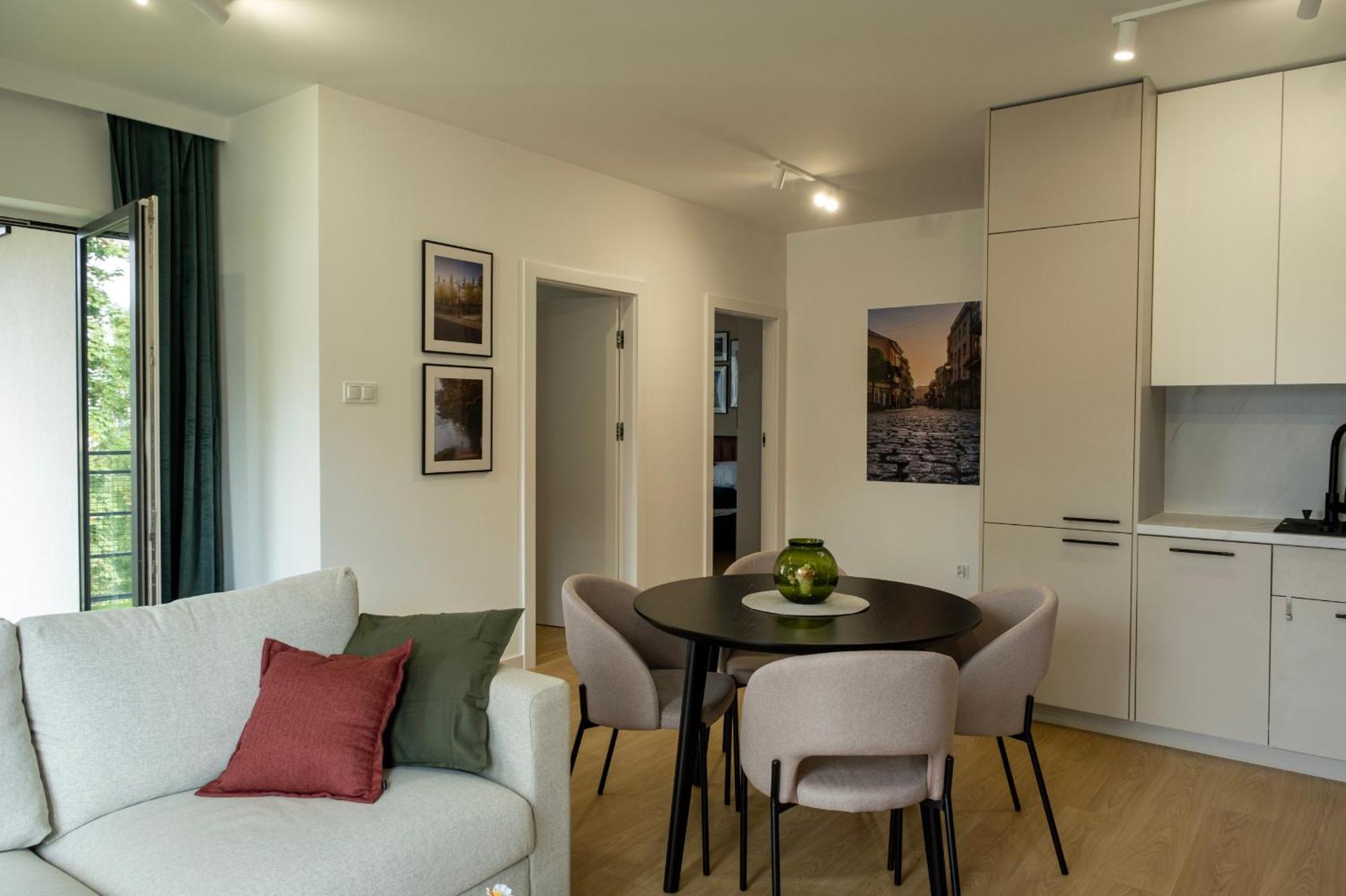 Apartment Spacious With Parking By Renters *