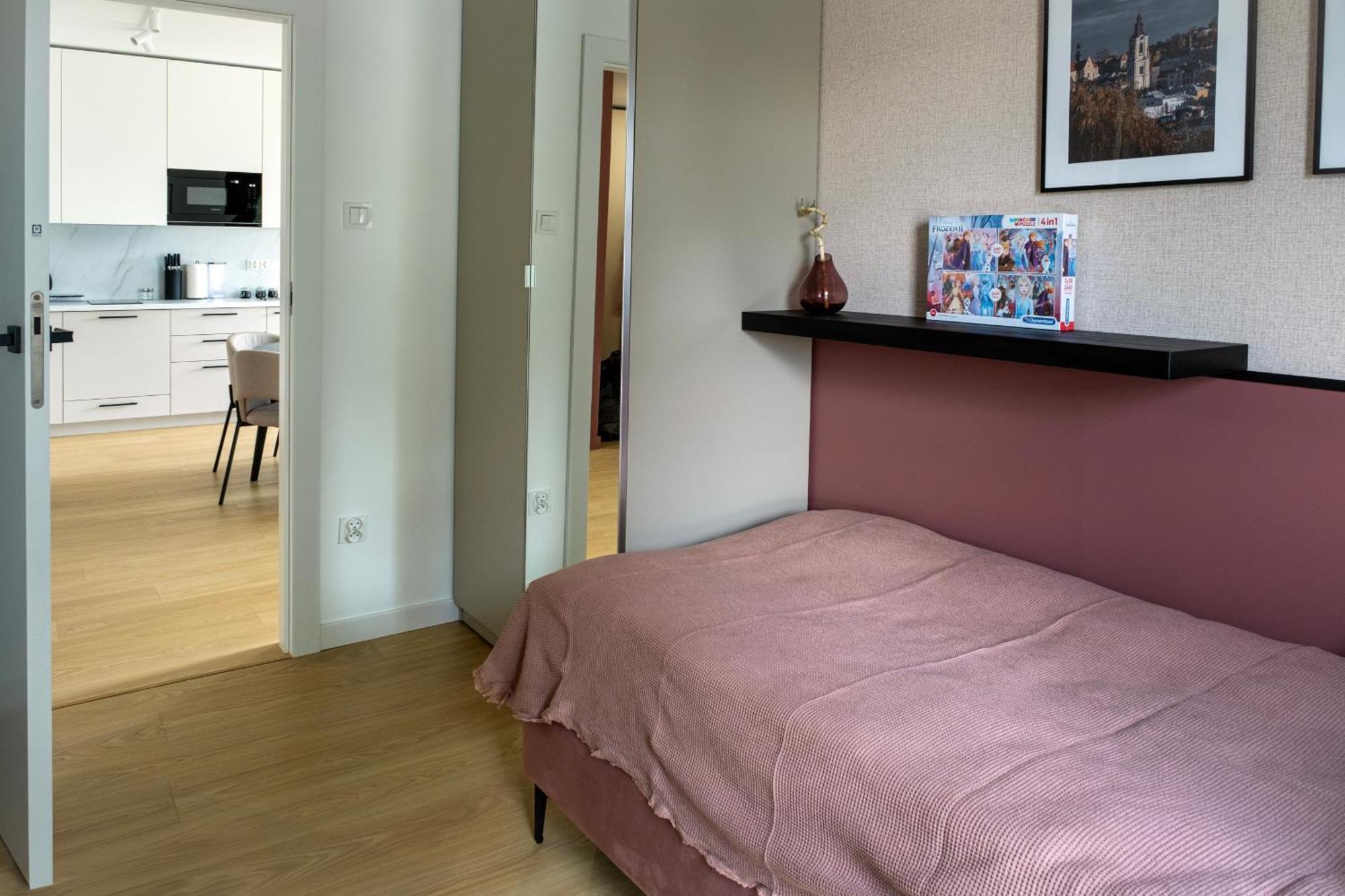 Spacious With Parking By Renters *