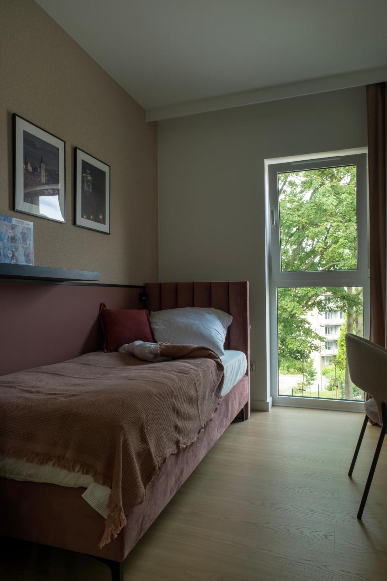 Spacious With Parking By Renters *