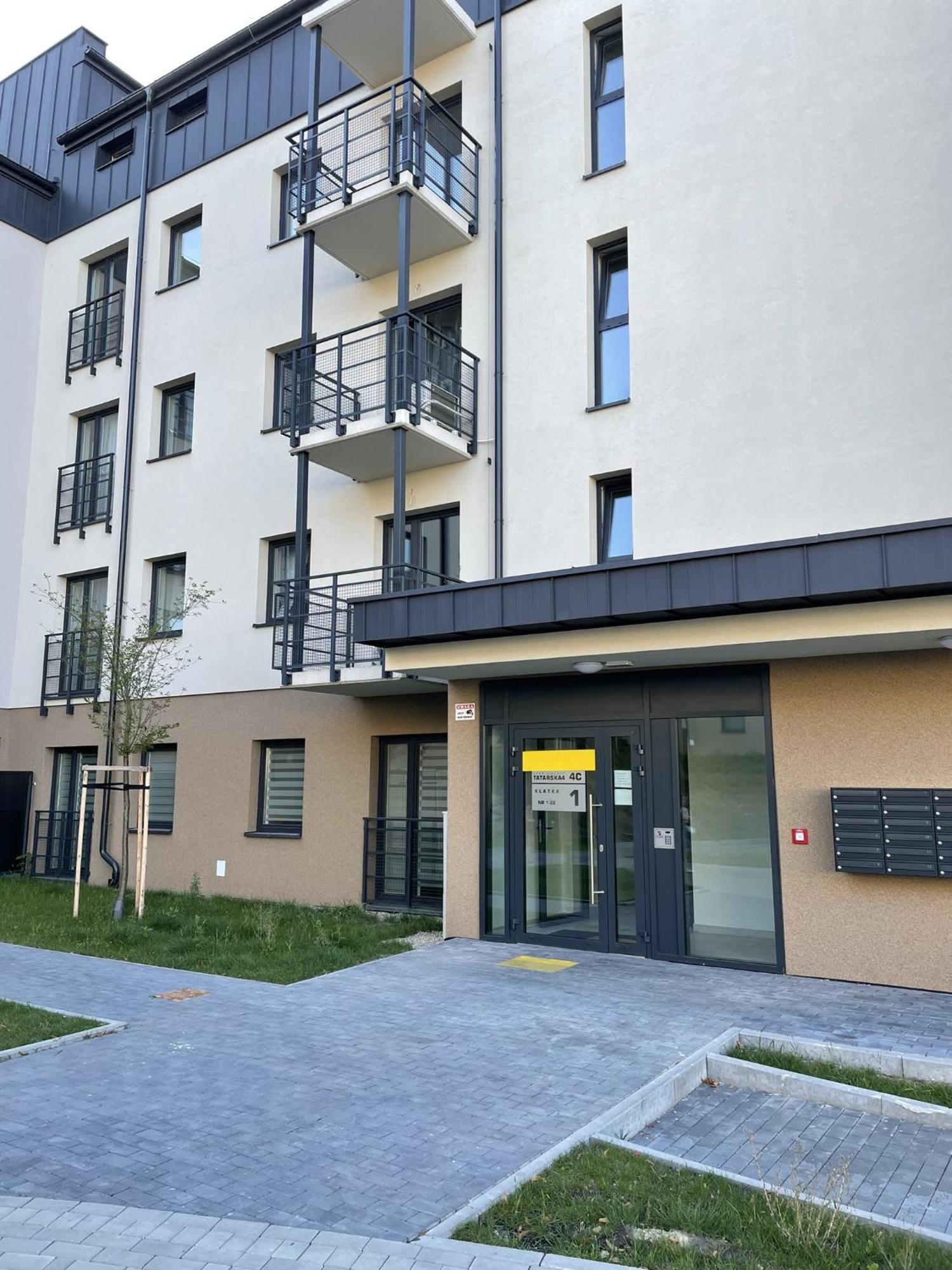 Spacious With Parking By Renters *